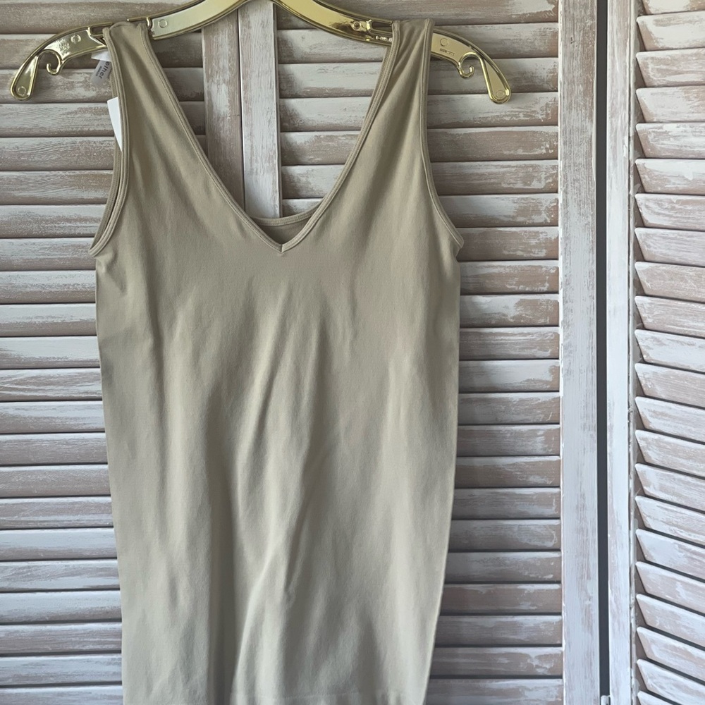 SEAMLESS REVERSIBLE TANK WITH V-NECK AMD U-NECK IN NUDE